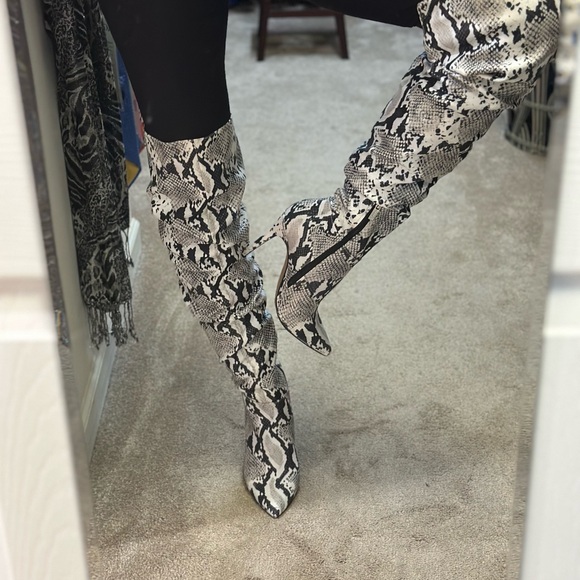 Snake print over the knee boots - Picture 4 of 10